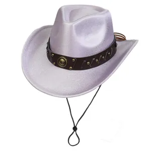 Dettaglio cappello da cowboy viola glitterato con emblema metallico e borchie