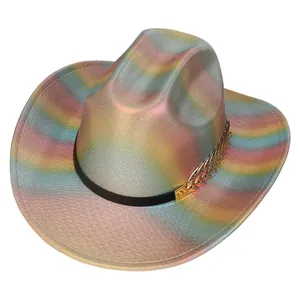 Vista dall'alto del cappello da cowboy arcobaleno con catena dorata e tesa larga