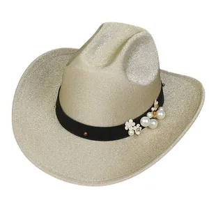 Dettaglio di un cappello da cowboy champagne glitterato con perle e fiori