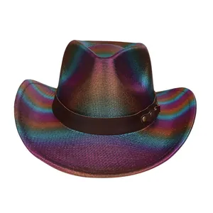 Détail d'un chapeau de cowboy arc-en-ciel avec tissage métallique et ceinture à rivets