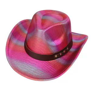 Gros plan sur un chapeau jazz rose holographique avec rivets métalliques et fini irisé