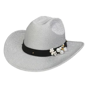 Dettaglio di cappello da cowboy glitterato argento con fiore di perle e nastro nero