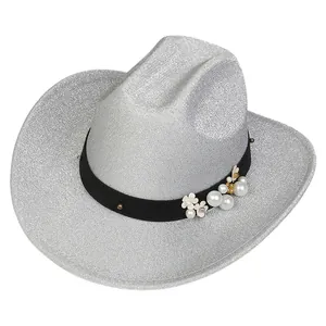 Dettaglio del cappello da cowboy glitter argento con fascia a fiori bianchi e perle