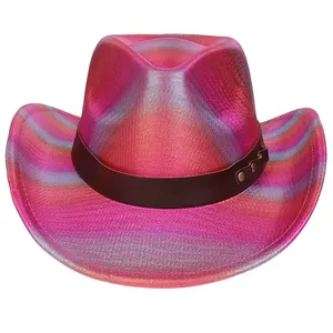 Détail du chapeau de cowboy holographique rose avec boucle de ceinture cloutée en similicuir