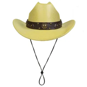 Cappello da cowboy giallo intrecciato con fascia in pelle marrone e borchie su sfondo bianco