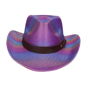 Gros plan du chapeau jazz violet iridescent avec bande en similicuir et clous dorés