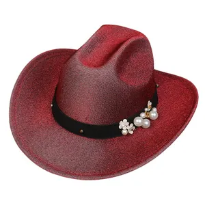 Dettaglio cappello cowboy rosso glitterato con fascia nera, perle e decori floreali