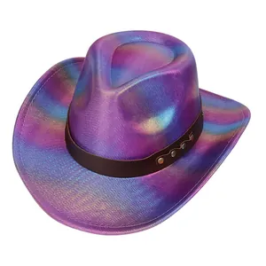 Détail d'un chapeau de cow-boy violet irisé avec ceinture en cuir et rivets en métal