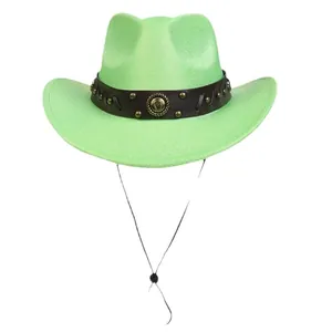 Vista frontale di cappello da cowboy verde chiaro con fascia borchiata e sottogola