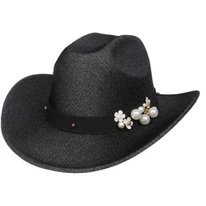 Dettaglio del cappello da cowboy nero con eleganti perle bianche e decorazioni floreali