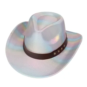 Détail de la texture laser holographique sur chapeau fedora avec ceinture en cuir et clous