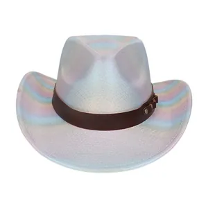 Détail du chapeau de cowboy holographique avec ceinture en similicuir et rivets