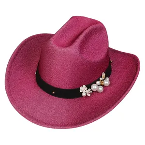 Dettaglio cappello da cowboy glitter rosa con fascia floreale e perle per feste