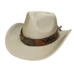 Dettaglio cappello cowboy dorato glitterato con fascia in pelle e teschio di toro