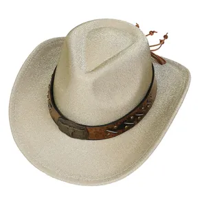 Dettaglio cappello cowboy glitterato con fibbia in metallo retrò e fascia in pelle