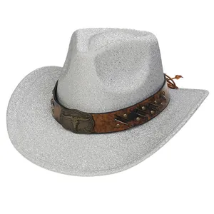 Dettaglio cappello cowboy argento glitterato con fascia in finta pelle marrone e fibbia a toro