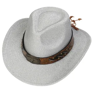 Dettaglio di un cappello da cowboy glitterato argento con fascia borchiata e stemma