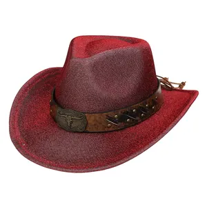 Dettaglio cappello cowboy rosso glitterato con fibbia a testa di toro e fascia con borchie