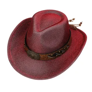 Dettaglio cappello cowboy rosso glitter con cintura in pelle e fibbia bronzo