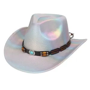 Dettaglio cappello da cowboy olografico con perle in legno e fibbia in turchese