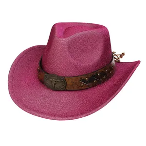 Dettaglio cappello cowboy rosa glitterato con fibbia a teschio di toro e borchie metallo