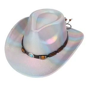 Dettaglio cappello cowboy olografico con cinturino in pelle e pietra turchese