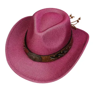 Dettaglio cappello da cowboy magenta glitterato con fascia in pelle e fibbia in bronzo
