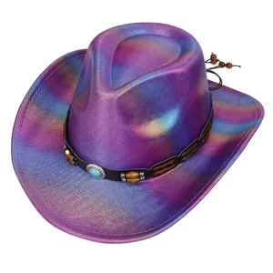 Dettaglio di un cappello da cowboy viola olografico con perle in turchese e legno