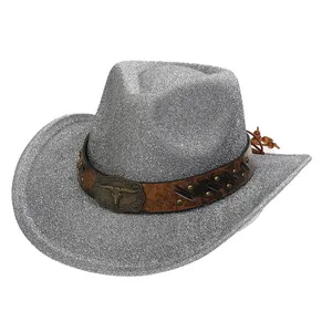 Dettaglio cappello da cowboy glitter argento con fibbia in metallo a testa di toro