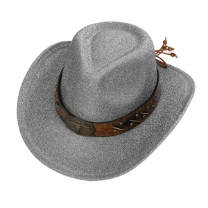 Dettaglio cappello da cowboy glitter argento con cinturino in pelle e borchie