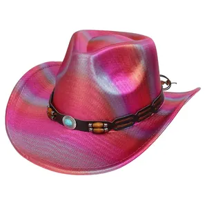 Dettaglio cappello cowboy sfumato con cinturino in pelle, perline di legno e fibbia