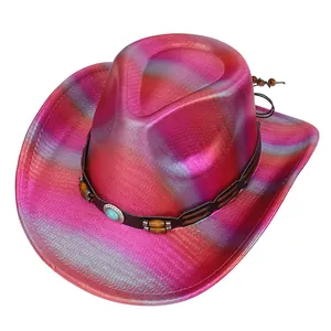 Dettaglio cappello cowboy con sfumatura magenta metallizzato e fascia in pelle turchese