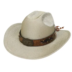 Dettaglio del cappello da cowboy color champagne glitterato con fibbia in metallo a toro
