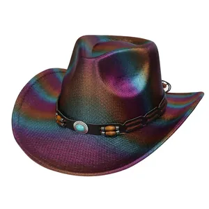 Dettaglio cappello da cowboy iridescente con pietra turchese e fascia in cuoio e legno