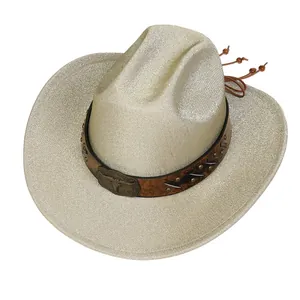 Dettaglio del cappello da cowboy glitter champagne con fibbia a toro e cinturino