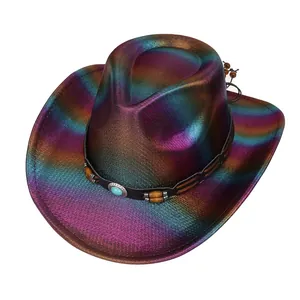 Dettaglio cappello cowboy iridescente con perla turchese e trama in feltro di lana
