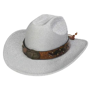 Dettaglio cappello da cowboy glitter argento con fascia a rivetti e fibbia a testa di toro