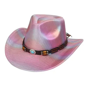 Dettaglio del cappello da cowboy con finitura iridescente e ornamento in pietra turchese