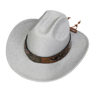 Dettaglio del cappello da cowboy glitter argento con fascia in ecopelle e fibbia a toro