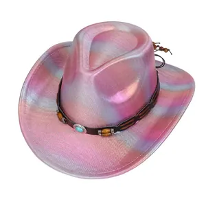 Dettaglio cappello cowboy olografico rosa con perline di legno e turchese