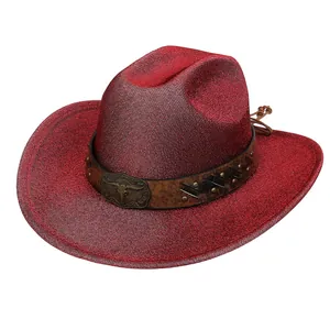 Dettaglio di cappello da cowboy glitter rosso con fibbia a testa di toro in bronzo