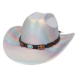 Dettaglio cappello da cowboy con fibbia di smeraldo e finitura olografica