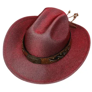 Dettaglio cappello cowboy rosso glitterato con cinturino in pelle e fibbia metallica