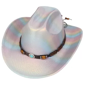Dettaglio del cappello da cowboy iridescente con perle decorative e fibbia turchese