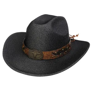 Dettaglio cappello da cowboy nero con cinturino in pelle, borchie e fibbia a teschio di toro