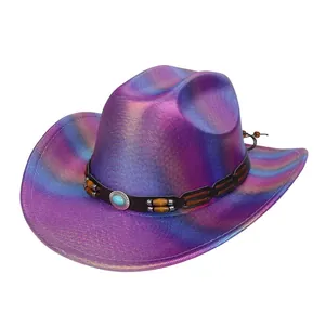 Dettaglio di un cappello da cowboy con finitura laser viola e fascia con perle turchesi