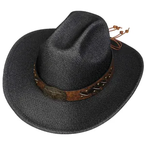 Dettaglio cappello da cowboy nero glitterato con fibbia a teschio e laccetto regolabile