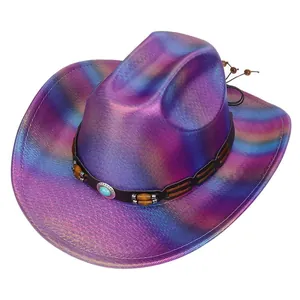 Dettaglio macro del cappello da cowboy olografico con gemma turchese e cinturino in pelle