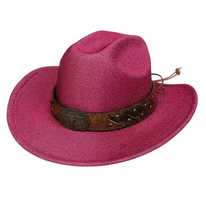 Dettaglio di cappello da cowboy fucsia glitterato con fascia marrone e fibbia in metallo
