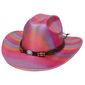 Dettaglio cappello da cowboy sfumato metallizzato con pietra turchese e fascia di perle